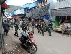 MEMBERI RASA AMAN KEPADA WARGA, ANGGOTA KORAMIL 1703-01/ENAROTALI LAKSANAKAN PATROLI