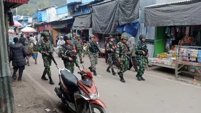 MEMBERI RASA AMAN KEPADA WARGA, ANGGOTA KORAMIL 1703-01/ENAROTALI LAKSANAKAN PATROLI