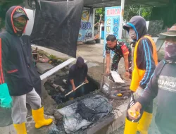 Babinsa Koramil 1404-04/Paleteang Bersama Warga Kerja Bakti Bersihkan Saluran Air