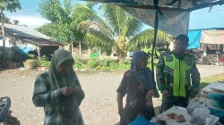 Babinsa Jalin komsos dengan pedagang ikan