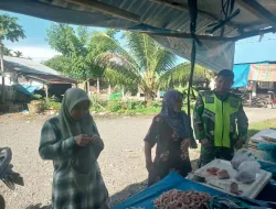 Babinsa Jalin komsos dengan pedagang ikan