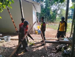 Babinsa Koramil 05/Indra Jaya Bantu Warga Gotong Royong Bangun Balai Pengajian di Gampong Tampieng Tunong