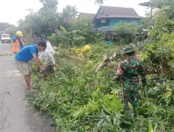 Babinsa Koramil 1404-06/Duampanua Bersama Warga Kerja Bakti Bersihkan Jalan dan Pangkas Ranting Pohon