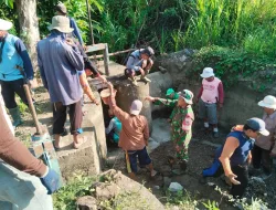 Babinsa Koramil 1404-07/Lembang Bersama Warga Laksanakan Kerja Bakti Pembenahan Pintu Air