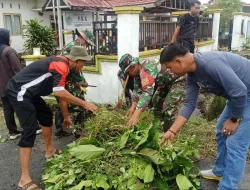 Personel Koramil 1405-04/Soppeng Riaja Bersama Warga Gotong Royong Bersihkan Lingkungan dari Sampah