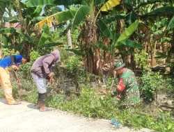 Babinsa Koramil 1404-08/Lanrisang Bersama Warga Laksanakan Kerja Bakti Pembersihan Saluran Air
