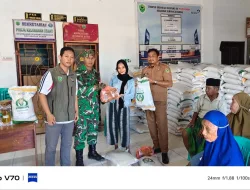 Babinsa Koramil 1405-06/ Barru Kawal Penyaluran Bantuan Pangan Bulog, Warga Sumpang Binangae Sambut Antusias
