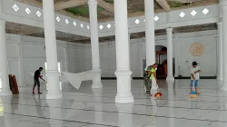 Babinsa Posramil Beutong Ateuh Banggalang dan Warga Bersihkan Masjid Di Desa Binaan