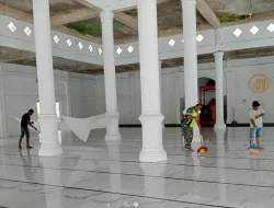 Babinsa Posramil Beutong Ateuh Banggalang dan Warga Bersihkan Masjid Di Desa Binaan