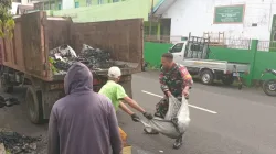 Babinsa Koramil 1405-02/Soreang Aktif Laksanakan Pemantauan Wilayah dan Kerja Bakti Bersama Warga