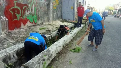 Babinsa Koramil 1405-01/Ujung Gencarkan Gerakan Asri, Wujud Kepedulian Lingkungan Bersama Warga