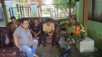 Babinsa Koramil 03 Senagan Timur komsos dengan Aparat Desa di desa binaan