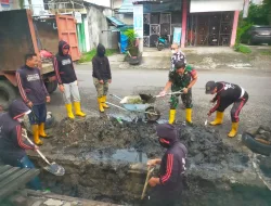Babinsa Koramil 1404-04/Paleteang Ajak Warga Kerja Bakti Bersihkan Saluran Air