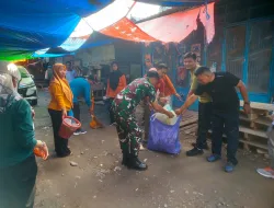 Ciptakan Lingkungan Bersih, Babinsa Koramil 1404-04/PaleteangBersama Warga Bersihkan Sampah