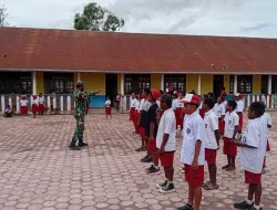 Babinsa Koramil 1703-02/Tigi Sertu Oktovianus Mengajarkan PBB kepada Siswa SD NEGRI WAGHETE, Harapannya Tingkatkan Disiplin dan Karakter