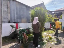 Sinergi TNI dan Rakyat: Babinsa Koramil 06/Duampanua Gelar Kerja Bakti Bersih Halaman Kantor Lurah Bittoeng