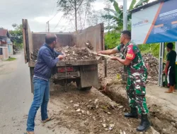 Babinsa Koramil 1405-02/Soreang Bersama Warga dan DLH Gelar Karya Bakti Bersihkan Drainase di Ujung Lare