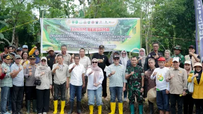 Dandim 1405/Parepare Hadiri Penanaman Jagung Hibrida JJUH 01 di Kabupaten Barru