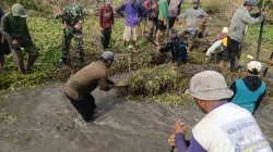 Manunggal Bersama Rakyat, Babinsa Koramil 1404-08/Lanrisang Bersama Warga Bersihkan Irigasi