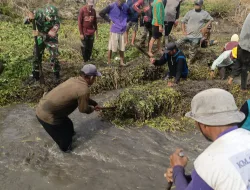 Manunggal Bersama Rakyat, Babinsa Koramil 1404-08/Lanrisang Bersama Warga Bersihkan Irigasi