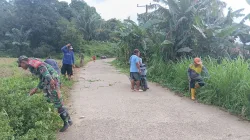 Babinsa Koramil 1405-08/Tanete Riaja Bersama Warga Gelar Kerja Bakti Bersihkan Jalan Dusun Paria