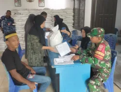 Babinsa Juata Permai Dampingi Penyaluran Bantuan Pangan Pemerintah Pusat kepada 1.398 KK