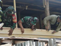 Setetes Keringat untuk Senyum Warga, Personel Koramil 1405-04/Soppeng Riaja Rehab Rumah Tidak Layak Huni 