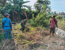 Gotong Royong, Babinsa Bersama Warga Bersihkan Lapangan Volley Desa Mangki