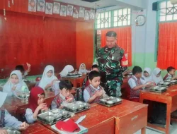 Demi Generasi Sehat, Babinsa Koramil 1405-01/Ujung Aktif Pantau Penyaluran Makanan Bergizi Gratis