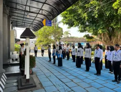 Dua Pegawai Lembaga Pemasyarakatan Kelas IIA Ambarawa menerima Piagam Satya Lencana Karya Satya atas pengabdian selama 20 tahun.