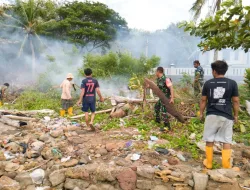 Solid! TNI-Polri dan Warga Bergandengan Tangan Bersihkan Pantai Wiringtasi
