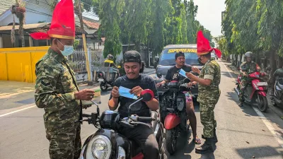 Lindungi Warga dari Asap Karhutla, Kodim 1404/Pinrang Turun Bagikan Masker