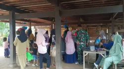 Cegah Stunting Sejak Dini, Babinsa Kodim 1404/Pinrang Aktif Dampingi Pelayanan Posyandu