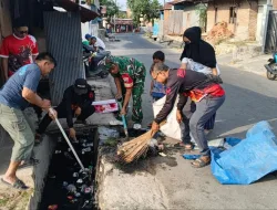Cegah Banjir Saat Hujan, Babinsa Koramil 1405-02/Soreang Bersama Warga Gelar Kerja Bakti Bersihkan Saluran Air