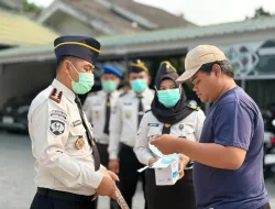 PEDULI KESEHATAN, BAPAS PALU TURUN KE JALAN BAGIKAN MASKER UNTUK WARGA