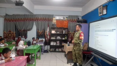 Tanamkan Disiplin Sejak Dini, Babinsa Koramil 1405-01/Ujung Edukasi Siswa SD Negeri 5 Parepare
