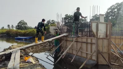 TNI dan Warga Bersatu, Bangun Jembatan Beton untuk Masyarakat Desa Paria