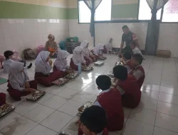 Kawal Gizi Generasi Bangsa, Babinsa Koramil 1405-02/Ujung Turun Langsung Dampingi Penyaluran MBG