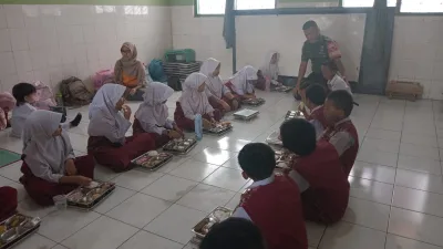 Kawal Gizi Generasi Bangsa, Babinsa Koramil 1405-02/Ujung Turun Langsung Dampingi Penyaluran MBG