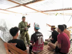 DUKUNG GENERASI MUDA RAIH CITA-CITA, BABINSA KORAMIL 1405-06/BARRU SOSIALISASIKAN REKRUTMEN TNI AD KEPADA WARGA DESA PALAKA