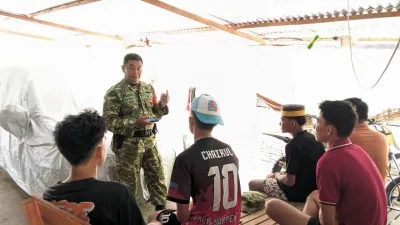 DUKUNG GENERASI MUDA RAIH CITA-CITA, BABINSA KORAMIL 1405-06/BARRU SOSIALISASIKAN REKRUTMEN TNI AD KEPADA WARGA DESA PALAKA