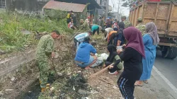 Cegah Banjir Saat Musim Hujan, Danramil 1405-02/Soreang Bersama Pemerintah dan Warga Gelar Kerja Bakti Bersihkan Saluran Air