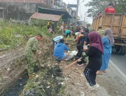 Cegah Banjir Saat Musim Hujan, Danramil 1405-02/Soreang Bersama Pemerintah dan Warga Gelar Kerja Bakti Bersihkan Saluran Air