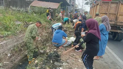 Cegah Banjir Saat Musim Hujan, Danramil 1405-02/Soreang Bersama Pemerintah dan Warga Gelar Kerja Bakti Bersihkan Saluran Air