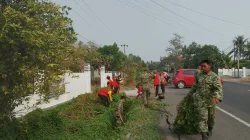 Gotong Royong Lintas Sektor, Kodim 1404/Pinrang dan Mahasiswa KKN Bersihkan Saluran Air