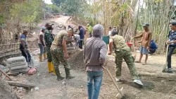 PERCEPAT PEMBANGUNAN JEMBATAN MERAH PUTIH, KORAMIL 1405-08/TANETE RIAJA DAN WARGA BERGOTONG ROYONG DI DESA JANGAN-JANGAN