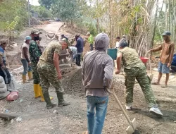 PERCEPAT PEMBANGUNAN JEMBATAN MERAH PUTIH, KORAMIL 1405-08/TANETE RIAJA DAN WARGA BERGOTONG ROYONG DI DESA JANGAN-JANGAN