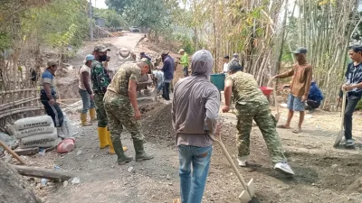 PERCEPAT PEMBANGUNAN JEMBATAN MERAH PUTIH, KORAMIL 1405-08/TANETE RIAJA DAN WARGA BERGOTONG ROYONG DI DESA JANGAN-JANGAN
