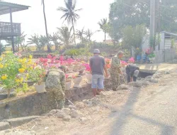 Cegah Banjir, Babinsa Koramil Lanrisang Bersama Warga Bersihkan Saluran Air di Desa Lerang