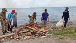 Peduli Kebersihan Pesisir, Kodim 1404/Pinrang Bersama Warga Bersihkan Pantai Lowita